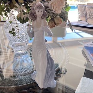 Lladro #6608 “Anticipation” Lady W/ Flowers comes with original box Retired